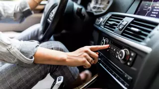 Con los termómetros a 40 grados, presta atención a este elemento del aire acondicionado del coche si no quieres pasar calor
