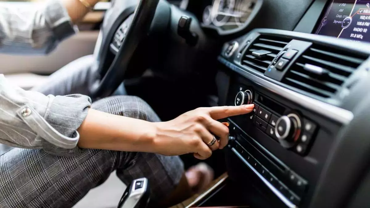 Con los termómetros a 40 grados, presta atención a este elemento del aire acondicionado del coche si no quieres pasar calor