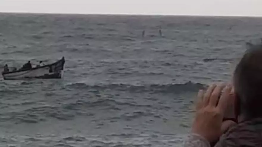 Llega una patera al Puerto de Mogán