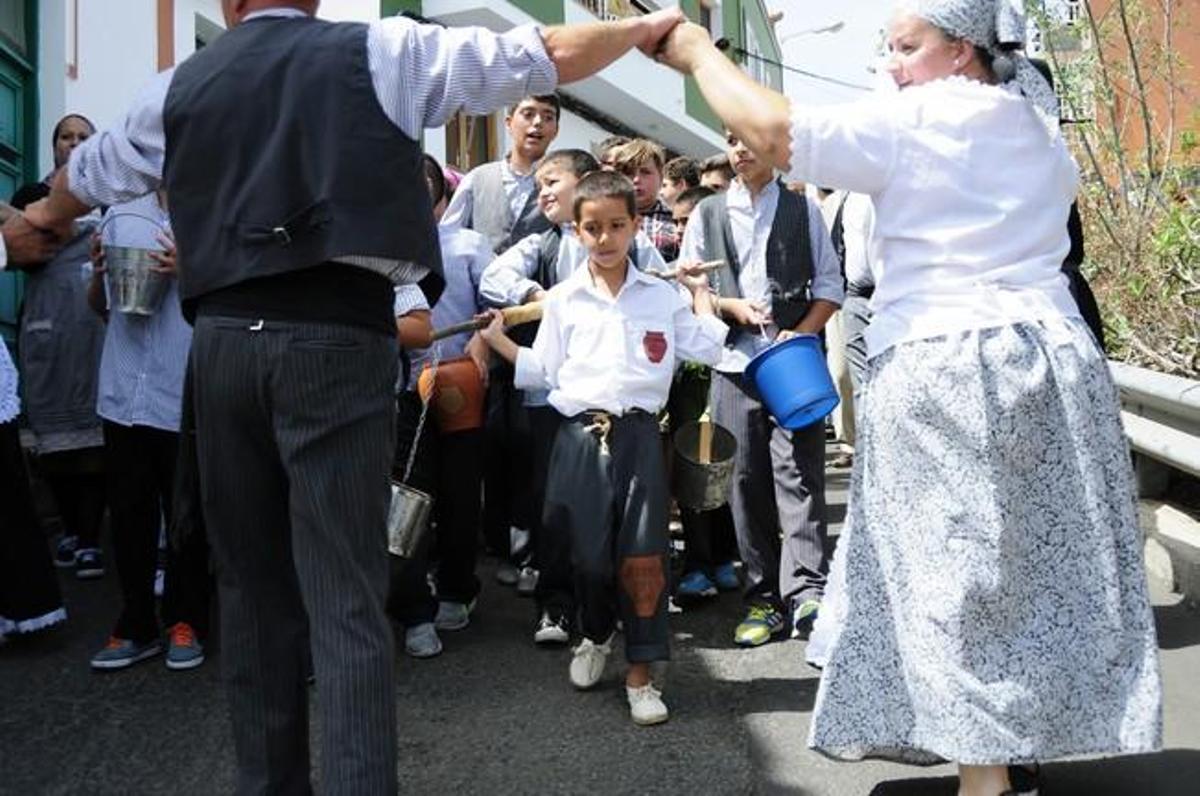 Traida Infantil del Agua de Lomo Magullo 2016 Traida Infantil del Agua de Lomo Magullo 2016