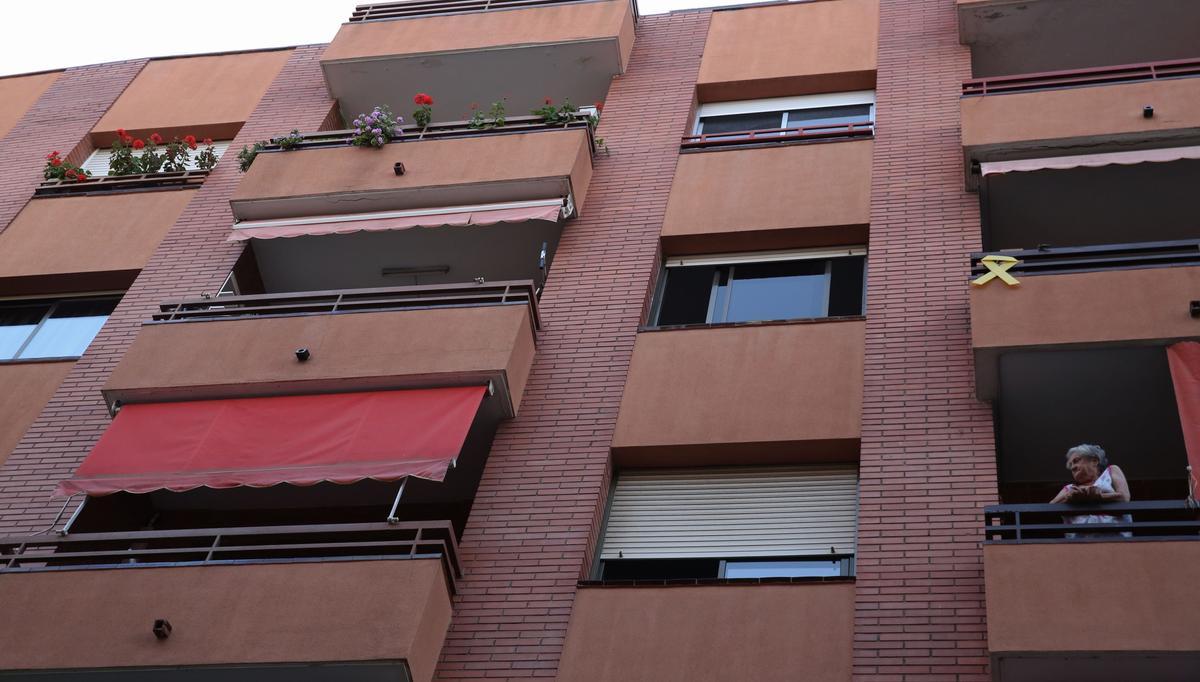 BARCELONA 14/06/2021  Barcelona.  Un hombre que iva a ser desnonado, se suïcida saltando por el balcon del 3er piso, en la C/ Bacardí, 15-19 en el barrio de Sants.. En la foto una vecina del segundo mira desde su balcon.   FOTO de RICARD CUGAT