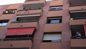 BARCELONA 14/06/2021  Barcelona.  Un hombre que iva a ser desnonado, se suïcida saltando por el balcon del 3er piso, en la C/ Bacardí, 15-19 en el barrio de Sants.. En la foto una vecina del segundo mira desde su balcon.   FOTO de RICARD CUGAT