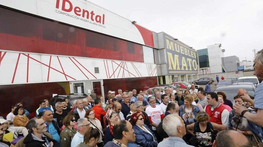 Afectados de iDental, en la asamblea que celebraron ayer a las puertas de la sede en Gijón, en la avenida de Los Campones.