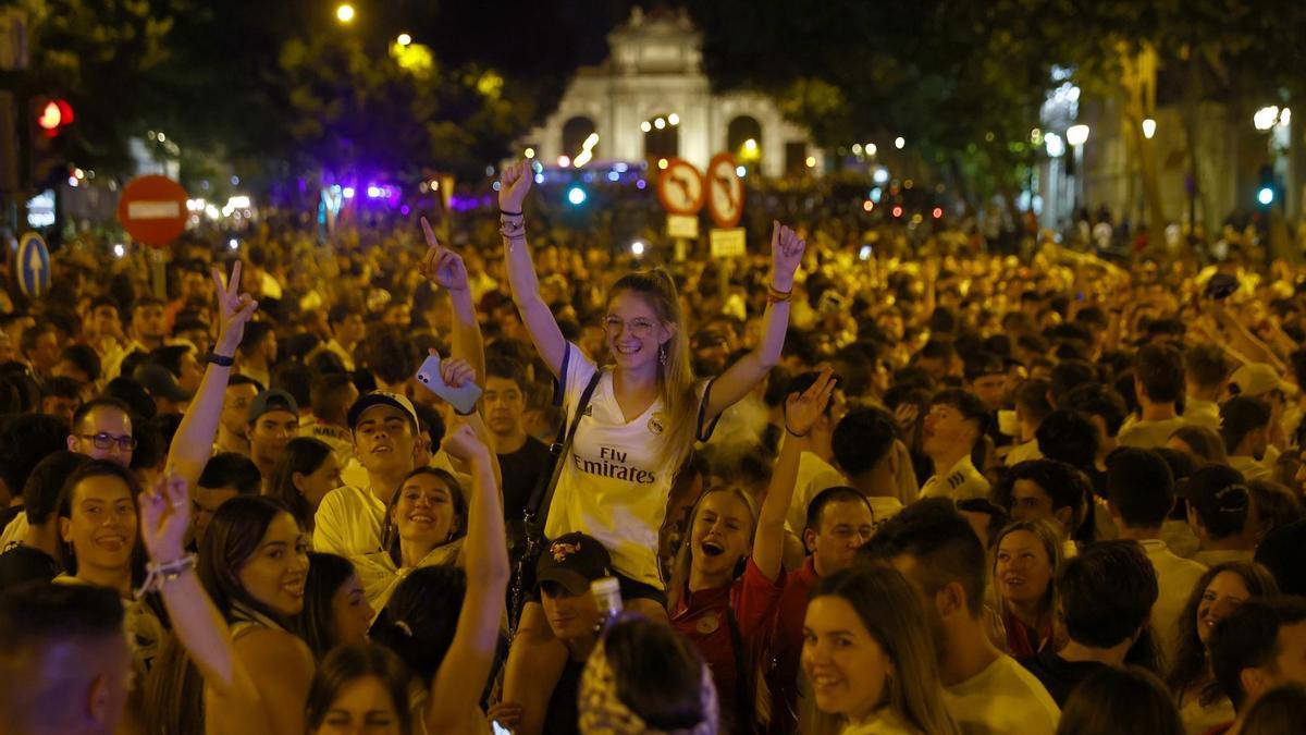 Aficionados celebran la victoria en Cibeles