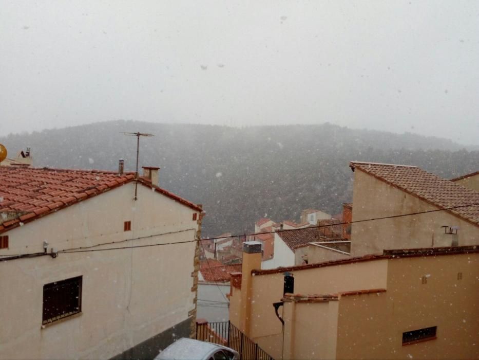 Copos de nieve cayendo sobre Vallanca.