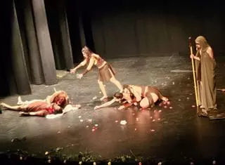 Estreno de "Las Amazonas" en el Teatro Latorre de Toro