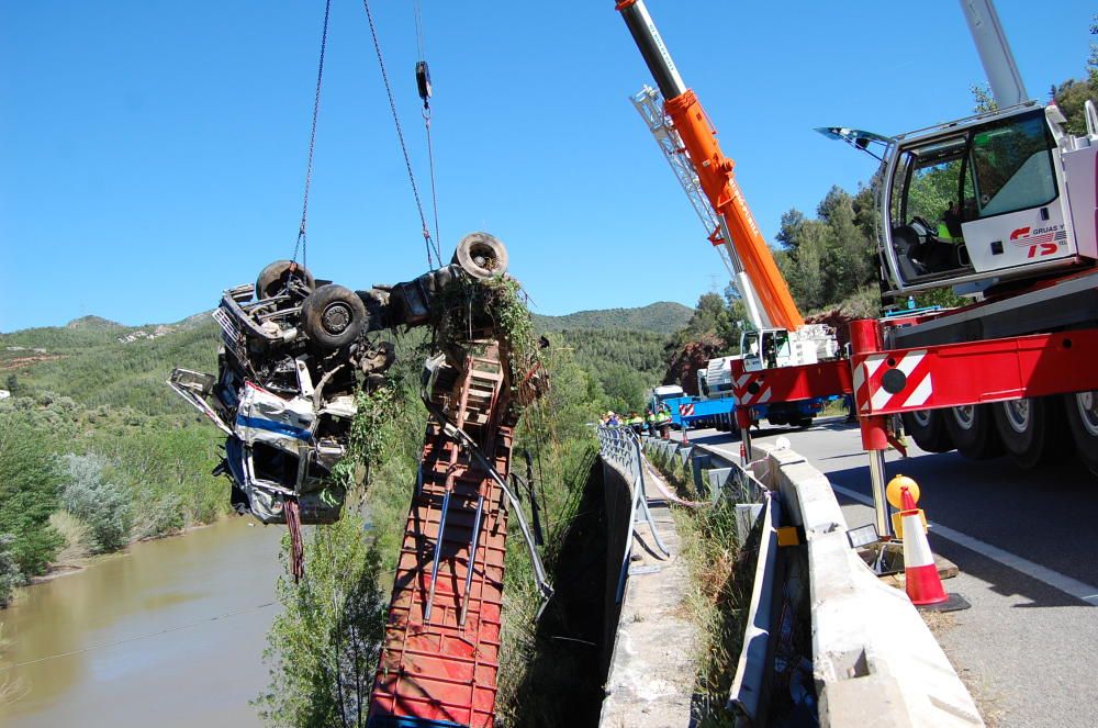 Retirada d'un camió accidentat a la C-55