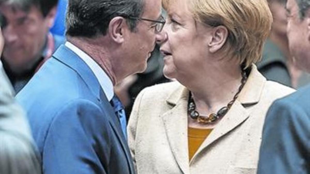 François Hollande y Angela Merkel, ayer, durante el Consejo Europeo.