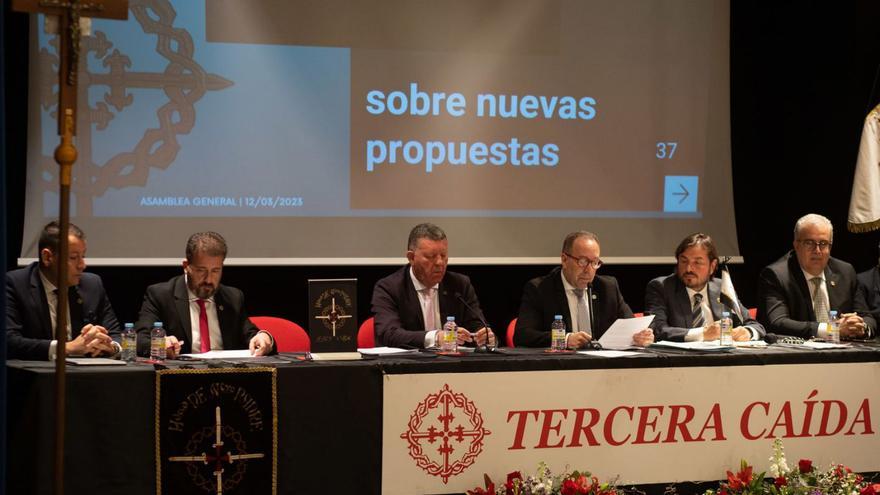 La Junta Directiva de la Tercera Caída preside la asamblea.