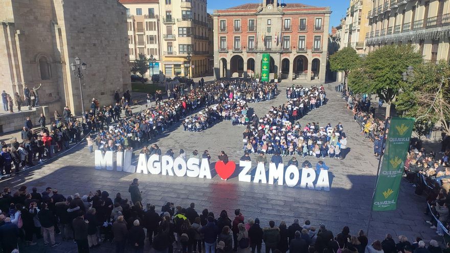Escolares zamoranos unidos en el mismo mensaje de paz