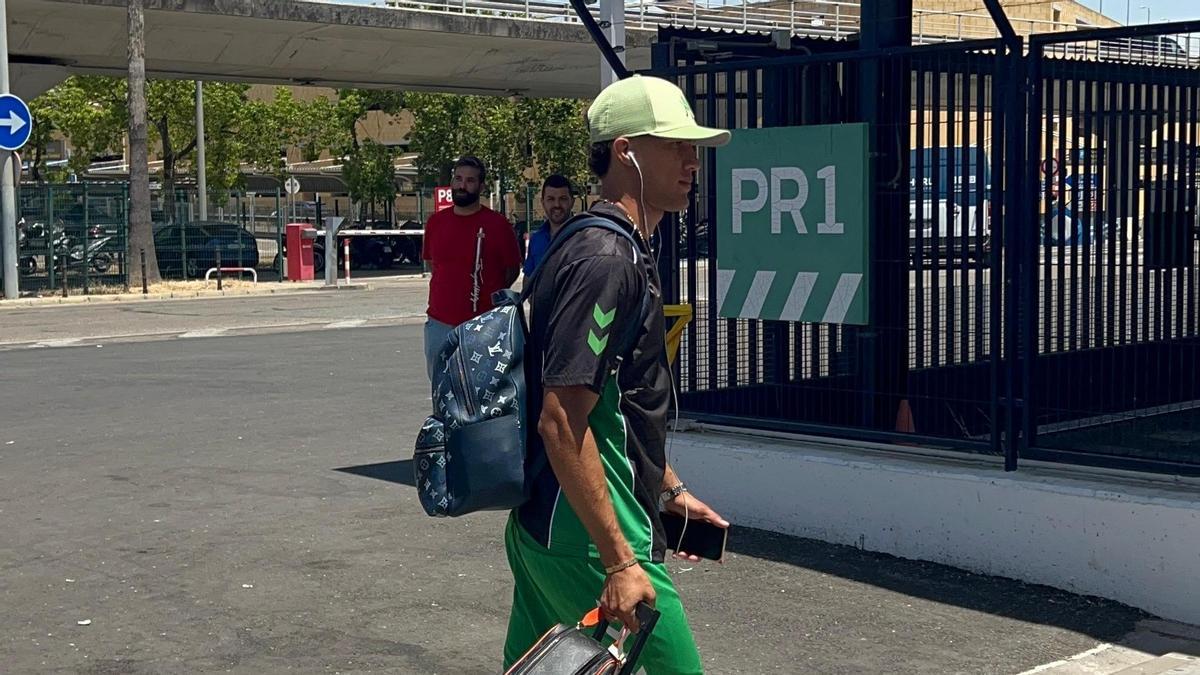 Nelson Deossa, en la expedición del Betis partiendo a Alemania en pretemporada