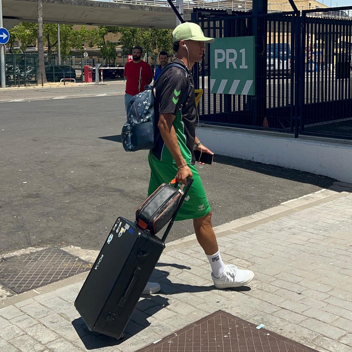 Nelson Deossa, en la expedición del Betis partiendo a Alemania en pretemporada
