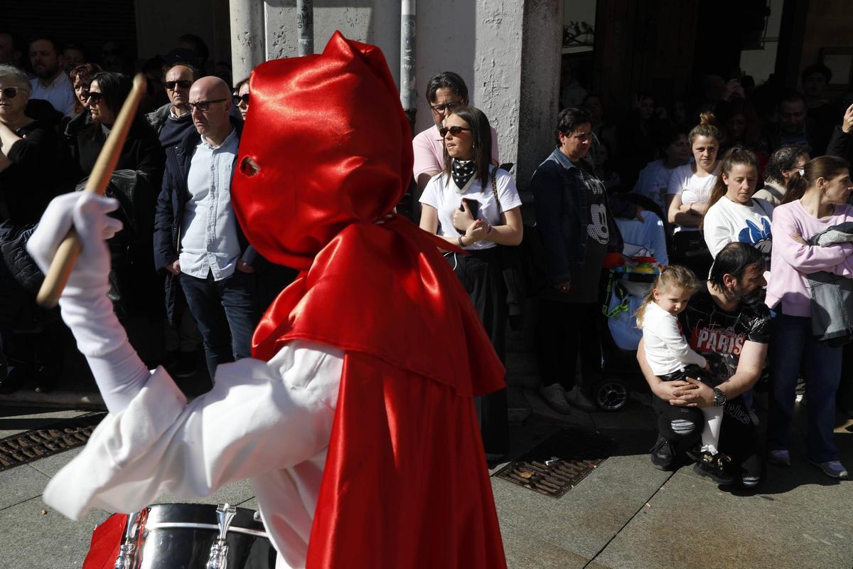 EN IMÁGENES: el desenclavo y la procesión del Santo Entierro en Avilés