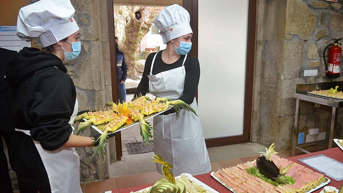 Dos alumnas de la Escola de Hostalería de Vilanova durante la preparación de un ágape. |  // NOÉ PARGA