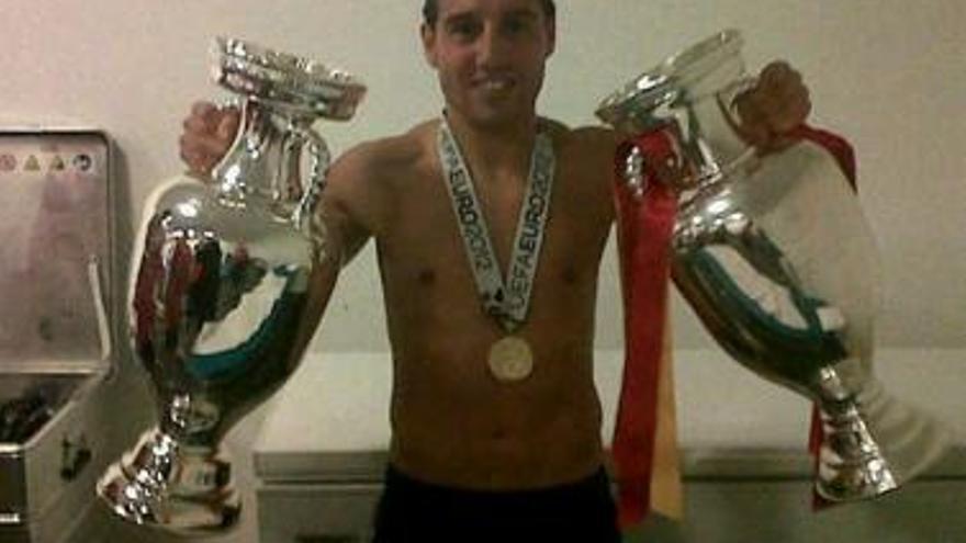 Santi Cazorla, con la medalla colgada al cuello y las dos Copas.