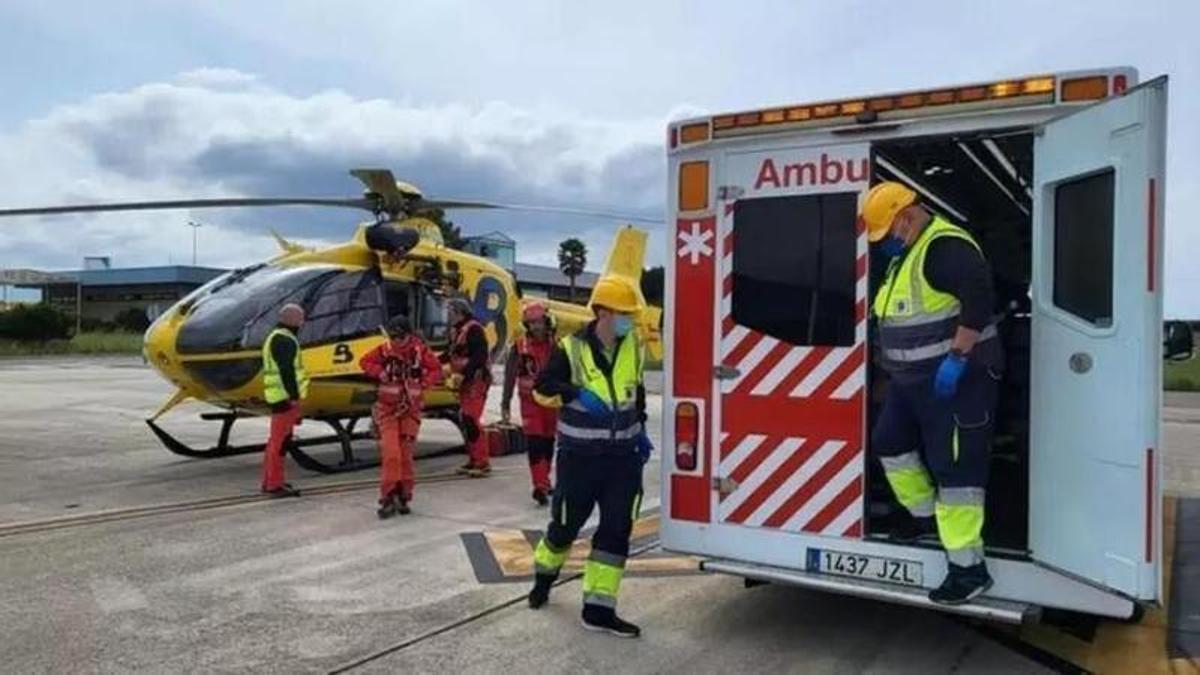 Una ambulancia en el aeropuerto de Asturias, junto al helicóptero del Grupo de Rescate del SEPA.