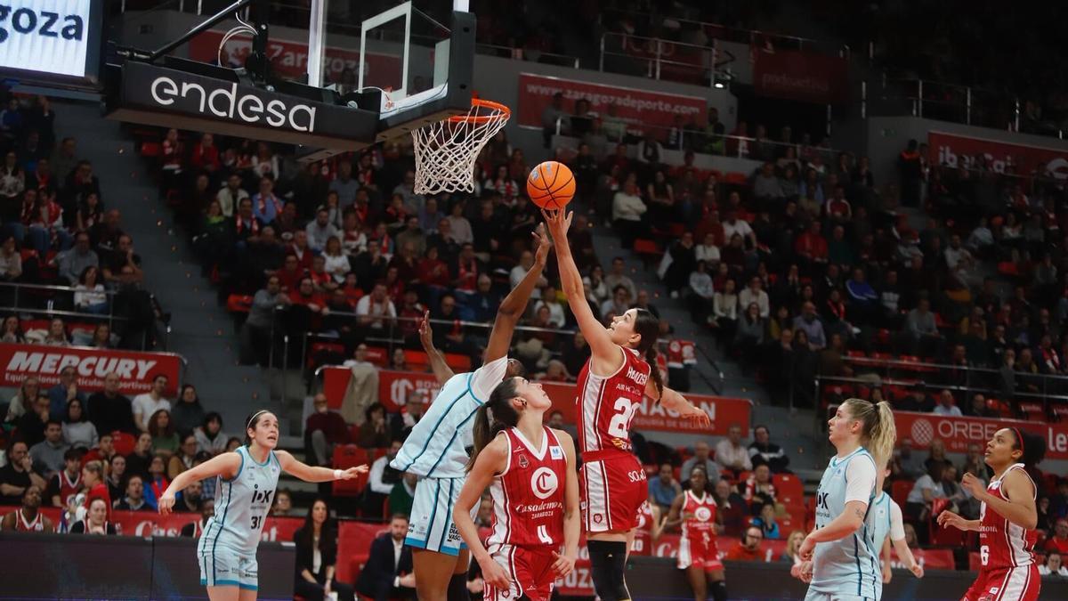 Nerea Hermona, del Casademont Zaragoza, disputa un balón con una jugadora del IDK Euskotren.