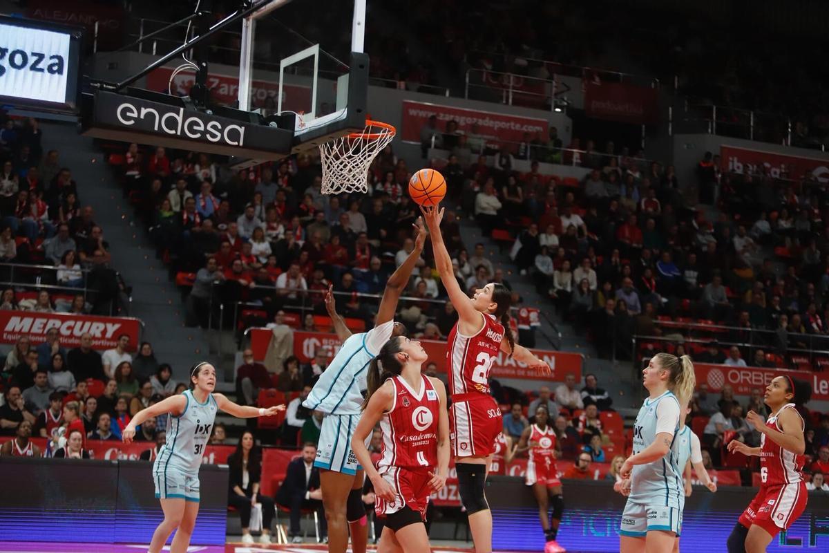 Nerea Hermona, del Casademont Zaragoza, disputa un balón con una jugadora del IDK Euskotren.