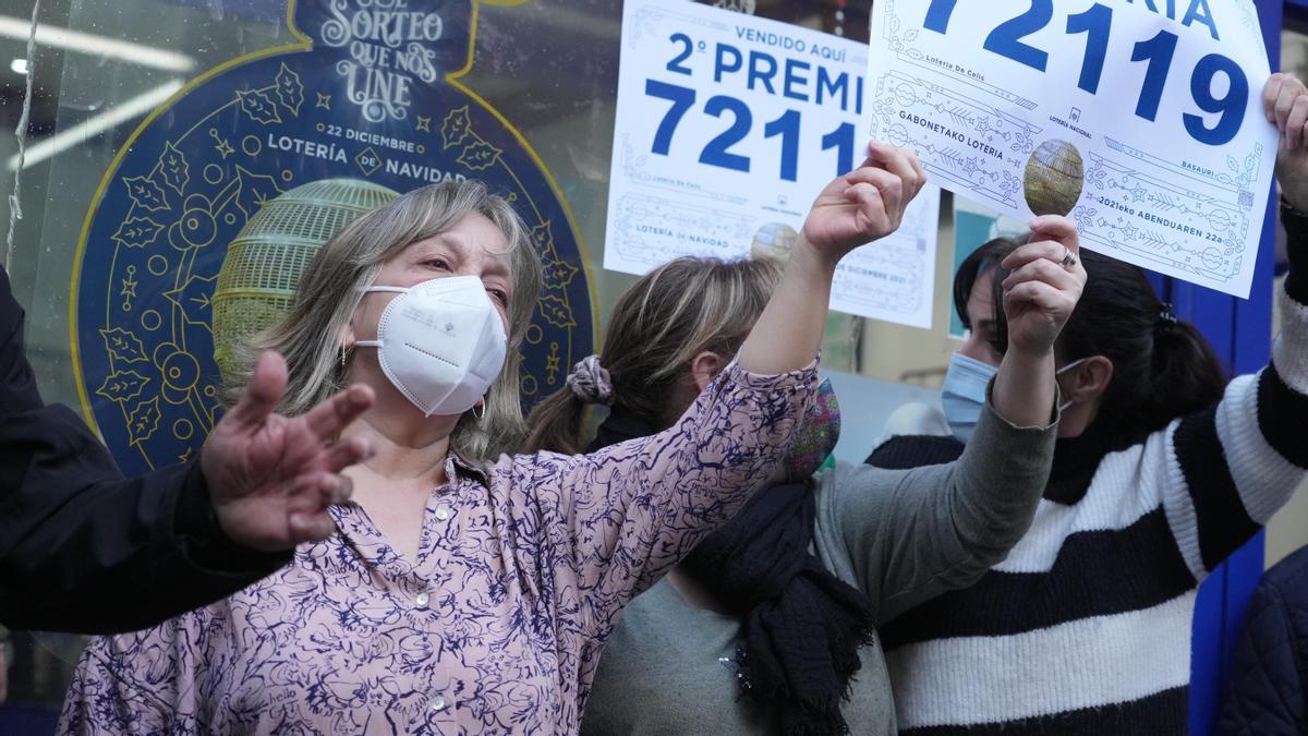 Varias personas celebran el segundo premio de la Lotería de Navidad.