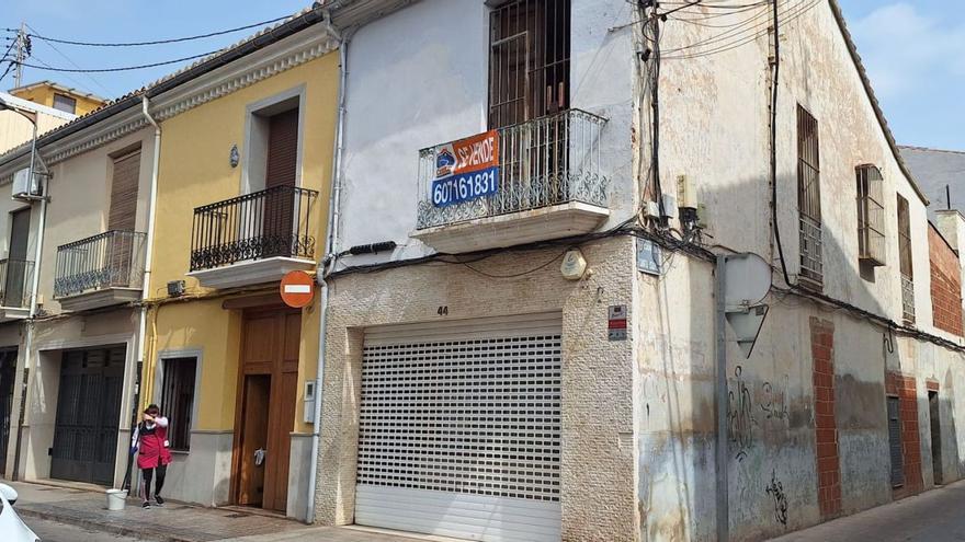 En el pleno casco urbano de Vila-real, especialmente en la zona centro, se cuentan por cientos las viviendas que superan los 50 años o, incluso, los 100. | JOSEP CARDA