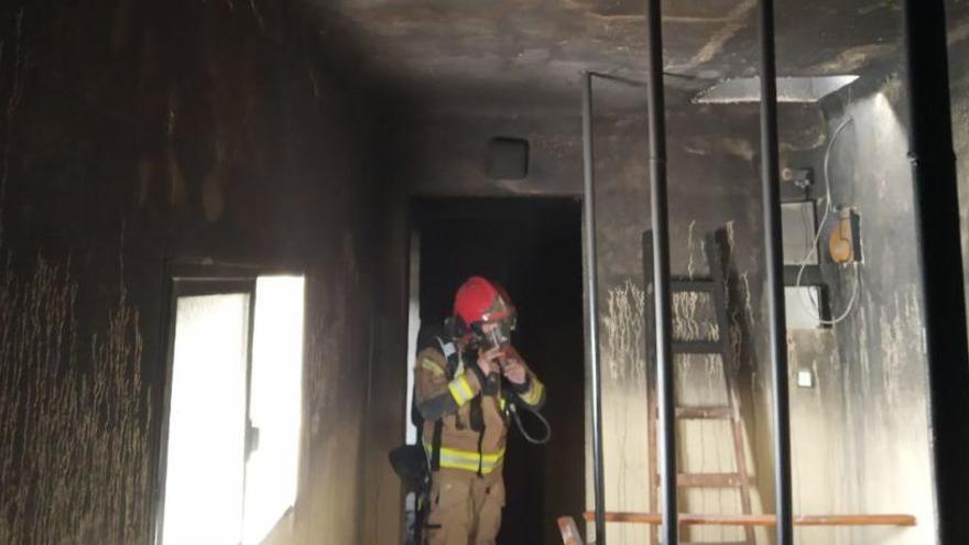 Los bomberos rescatan a tres personas en un incendio en Virgen del Remedio