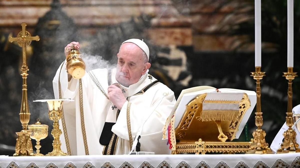 TOPSHOT - Pope Francis holds a thurible as he leads a Christmas Eve mass to mark the nativity of Jesus Christ on December 24  2020  at St Peter s basilica in the Vatican  amidst the Covid-19 pandemic  caused by the novel coronavirus  (Photo by Vincenzo PINTO   POOL   AFP)