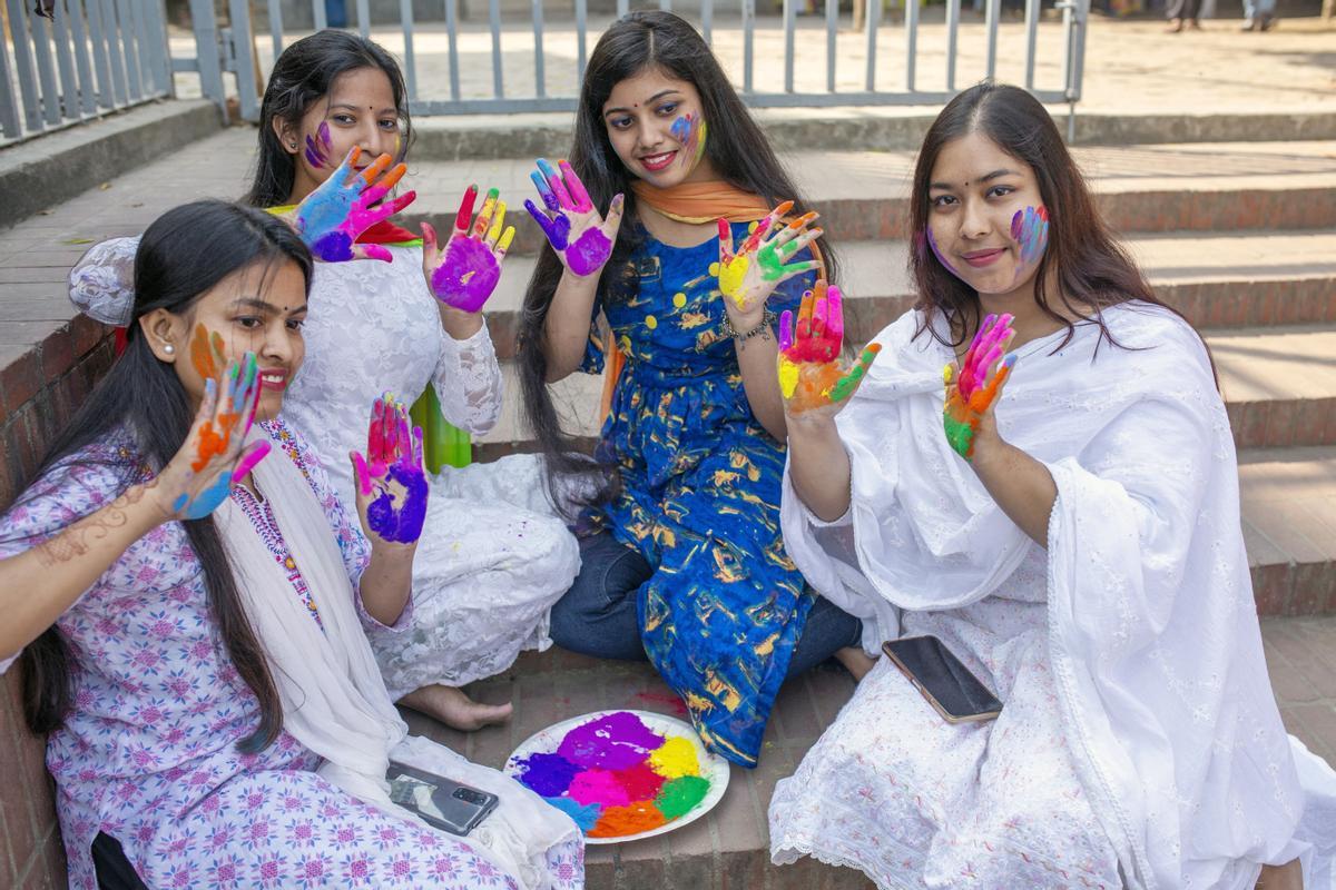 Celebración del Holi en el templo nacional Dhakeshwari, en Dhaka, Bangladesh