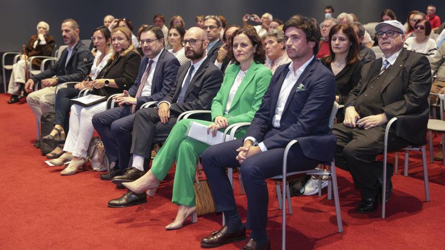 En primera fila, en el bloque central y empezando por la izquierda, Ángel García, Mónica Álvarez, Rosa María Sainz, Gonzalo Martínez Peón, Iván Aitor Lucas, Carmen Vilabrille y Daniel Gutiérrez, con el resto del público. | Irma Collín