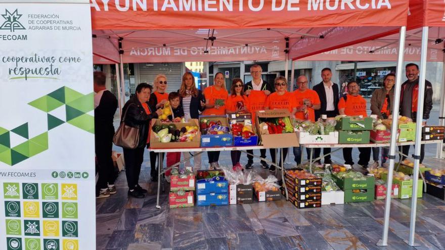 Organizadores y colaboradores en el stand de Fecoam.  | R.A.