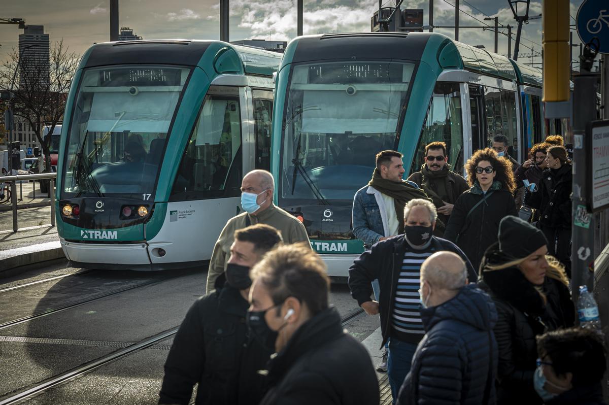 Pasajeros bajan de un convoy del Trambesòs.