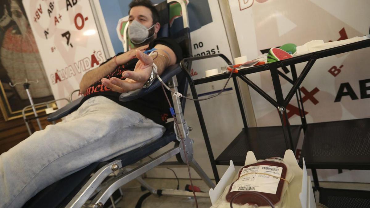 Los avilesinos donan sangre en el salón de recepciones | RICARDO SOLÍS