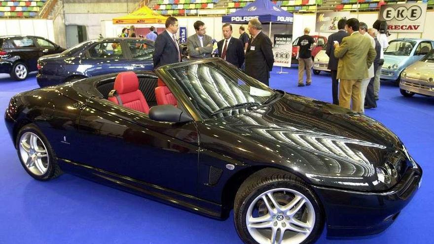 Un coche de lujo descapotable expuesto en el salón del automóvil de A Coruña.