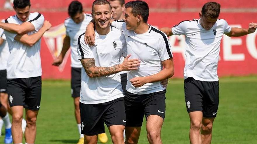 André Sousa bromea con Pelayo Morilla en un entrenamiento del Sporting.