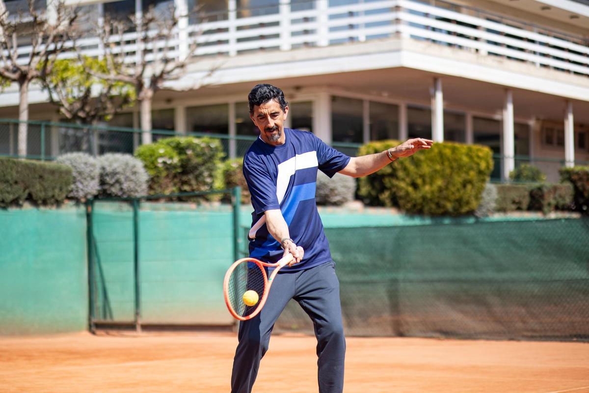 El entrenador Ricardo Sanvodal en la pista de tenis