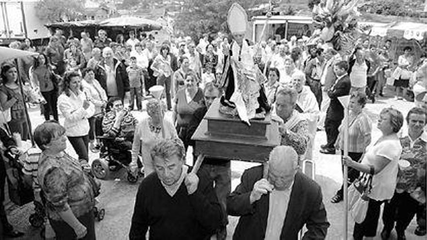 La procesión con la imagen de San Benito recorrió los alrededores del templo de Lérez. / gustavo santos