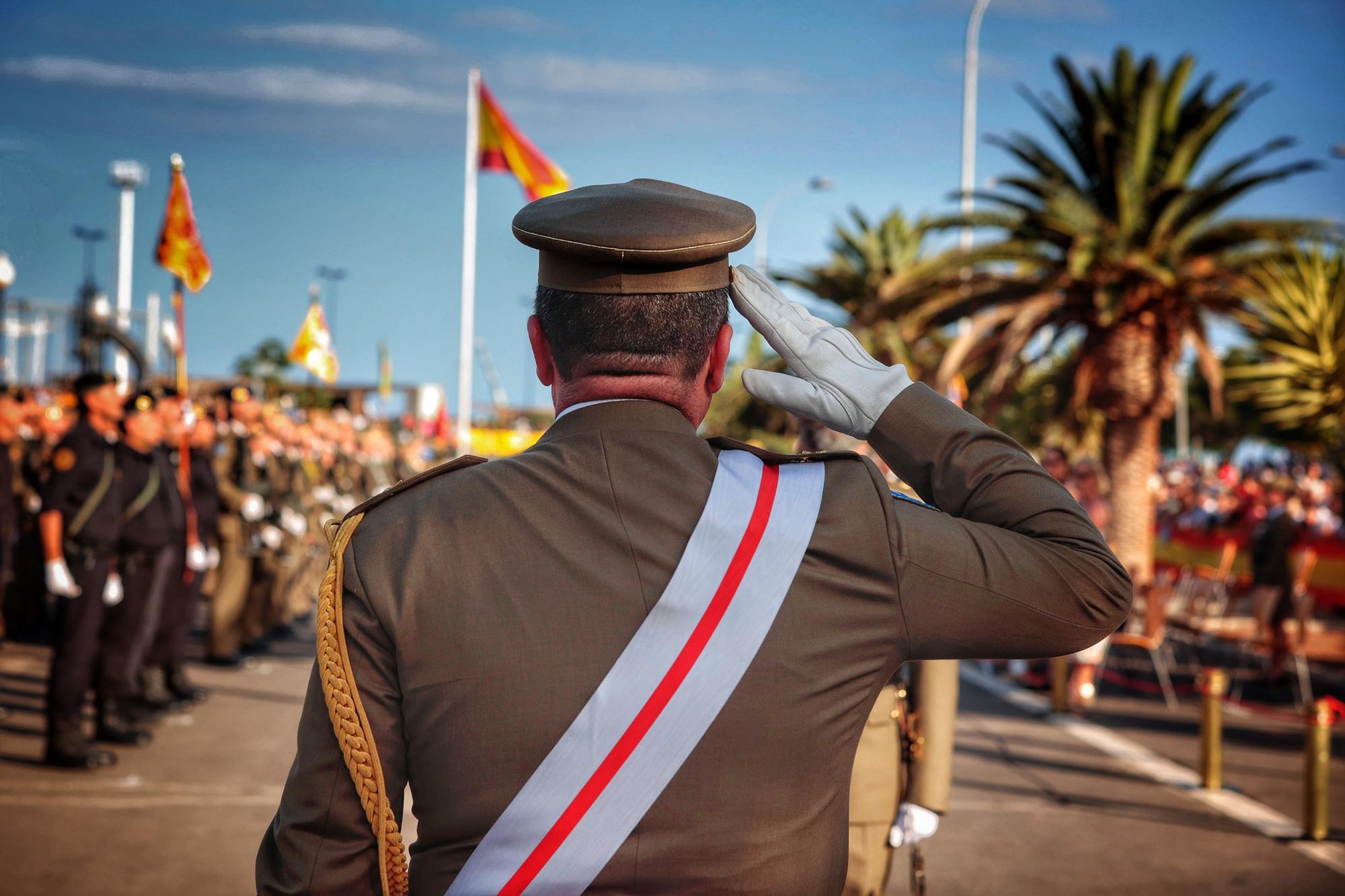 Arriado de la bandera nacional y exposición de material del Ejército