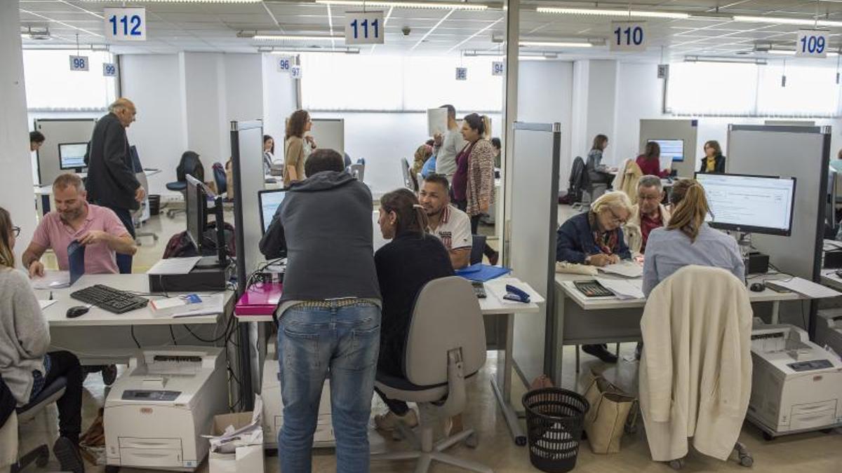 La Declaración de la Renta empieza el próximo 2 de abril y hay personas que podrían tener devoluciones de hasta 900 euros.