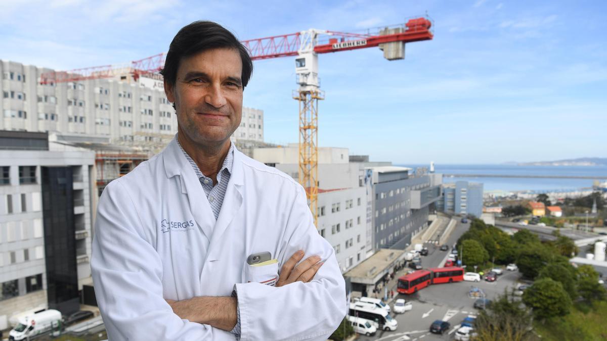 El doctor Javier Aguirrezabalaga González, en el Hospital Universitario de A Coruña (Chuac).