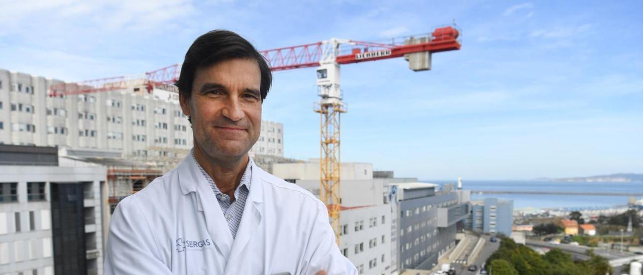 El doctor Javier Aguirrezabalaga, en el Hospital Universitario de A Coruña (Chuac).