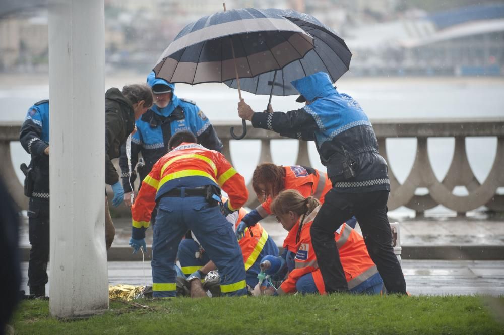 Herido grave un motorista en una salida de vía en el paseo marítimo