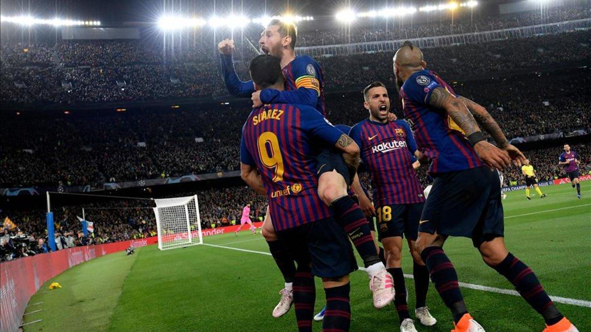 Messi celebra con sus compañeros el segundo gol al Liverpool