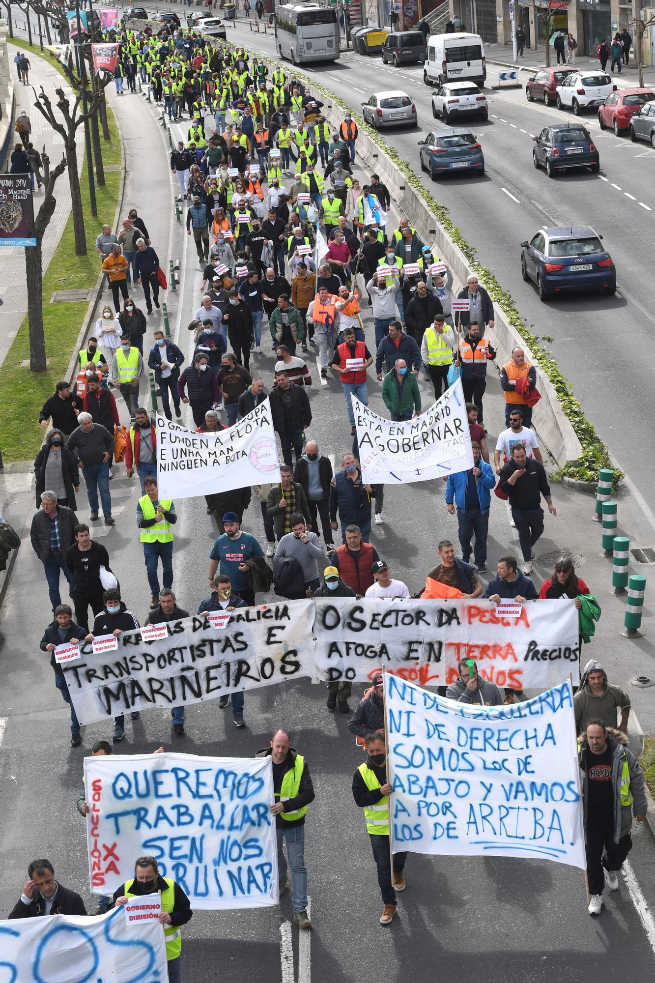 Más de 200 transportistas salen a la calle en A Coruña para exigir soluciones a la subida de los combustibles