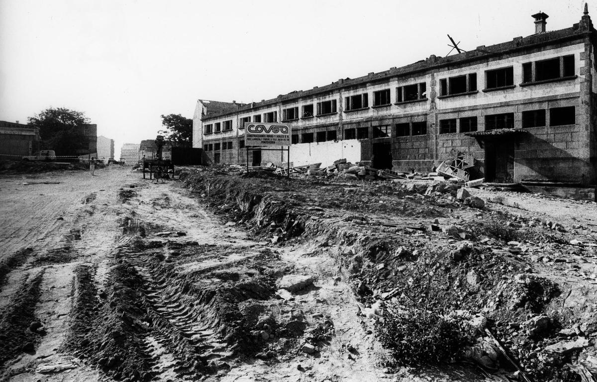 Avance de las obras de la calle Jenaro de la Fuente frente a las Bodegas Bandeira, en septiembre de 1990. Avance de las obras de la calle Jenaro de la Fuente frente a las Bodegas Bandeira, en septiembre de 1990.