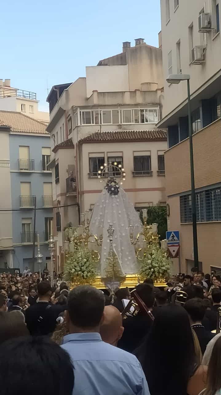 La procesión de la Virgen del Rocío por la Victoria y Lagunillas, en imágenes