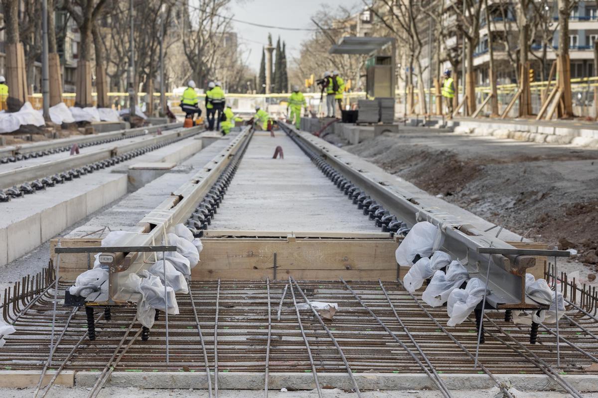 El tranvía avanza por la Diagonal entre Glòries y Verdaguer