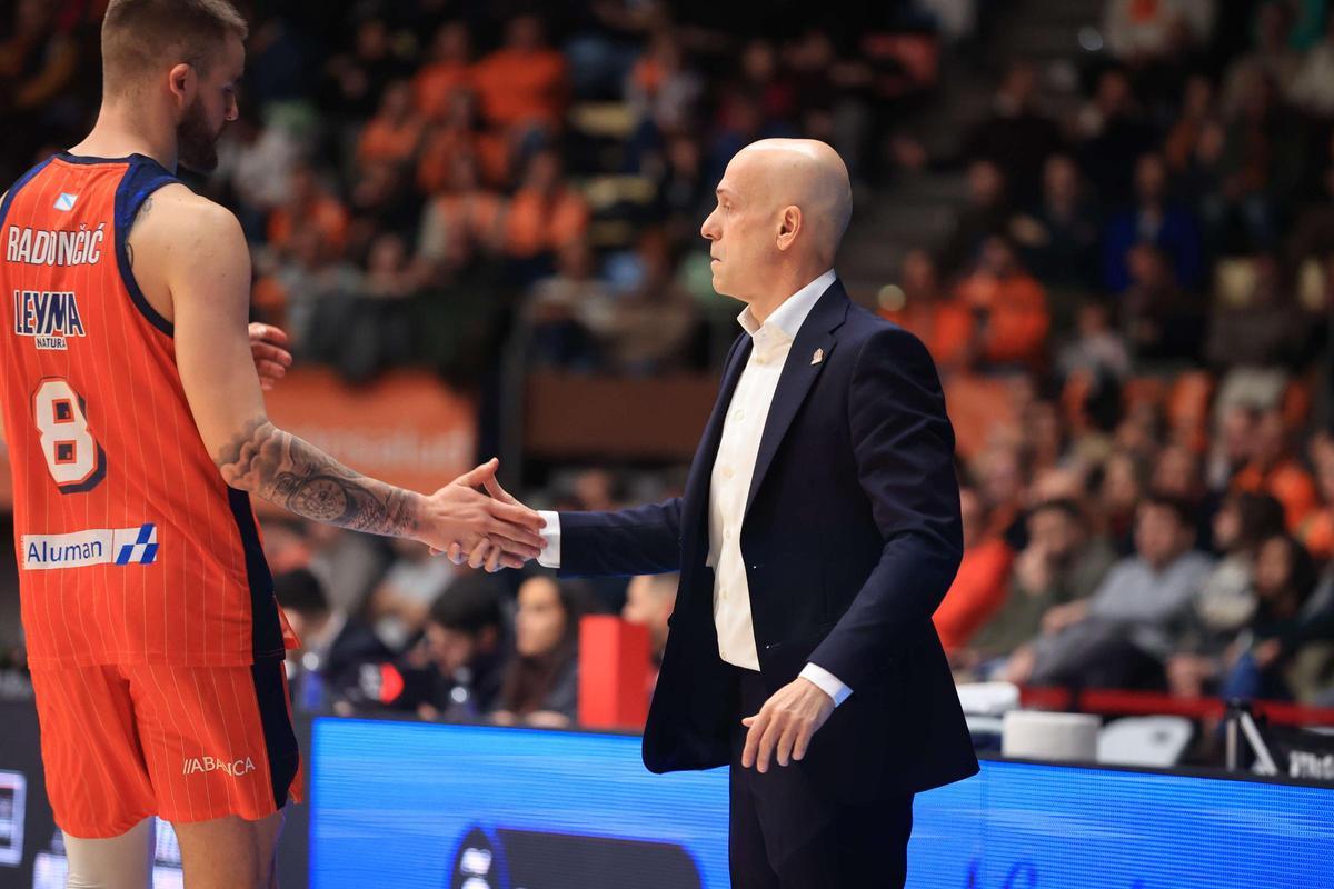 Carles Marco le da la mano a Dino Radoncic en el Coliseum.