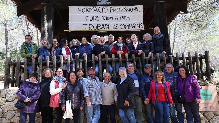 La primera promoción de FP de Sa Blanca Dona se reúne más de cuarenta años después. Consulta aquí todas las fotos del reencuentro.
