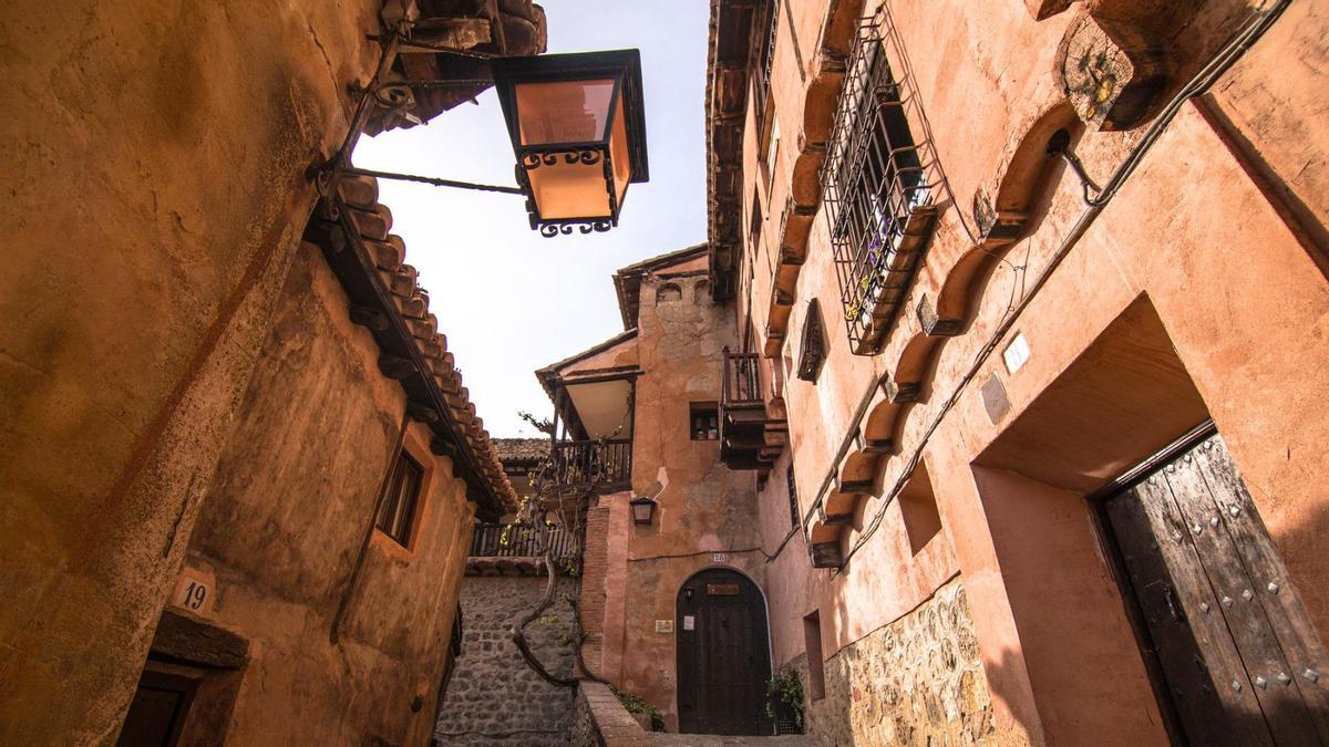 El pueblo de Aragón que tiene solo 66 habitantes y es conocido como "el balcón de la sierra de Albarracín": un lugar de leyendas para volver a creer en las brujas