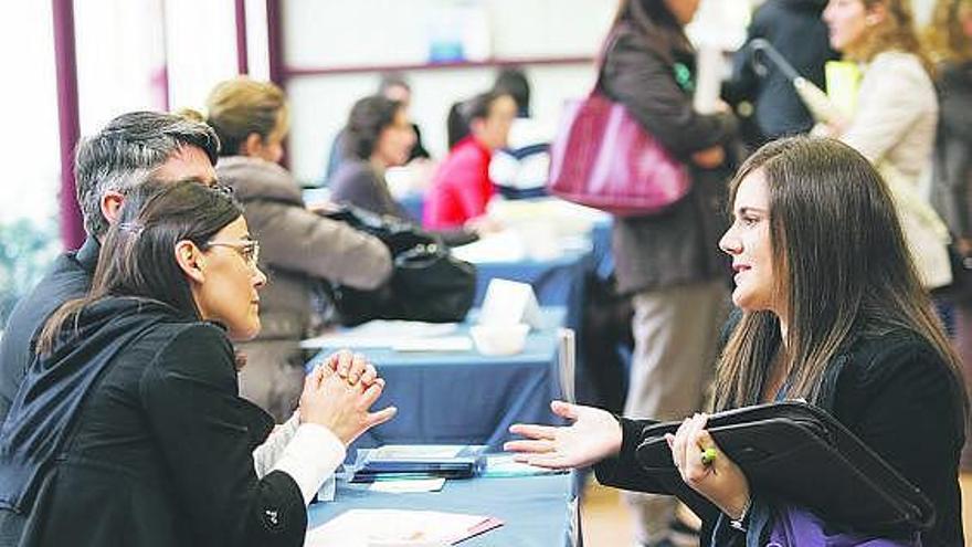 Jóvenes diplomados participando, ayer, en la bolsa de contratación de la Escuela Universitaria de Turismo.