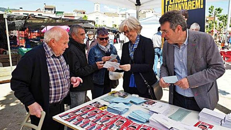 Miquel Noguer i Irene Rigau fan campanya al mercat de Banyoles